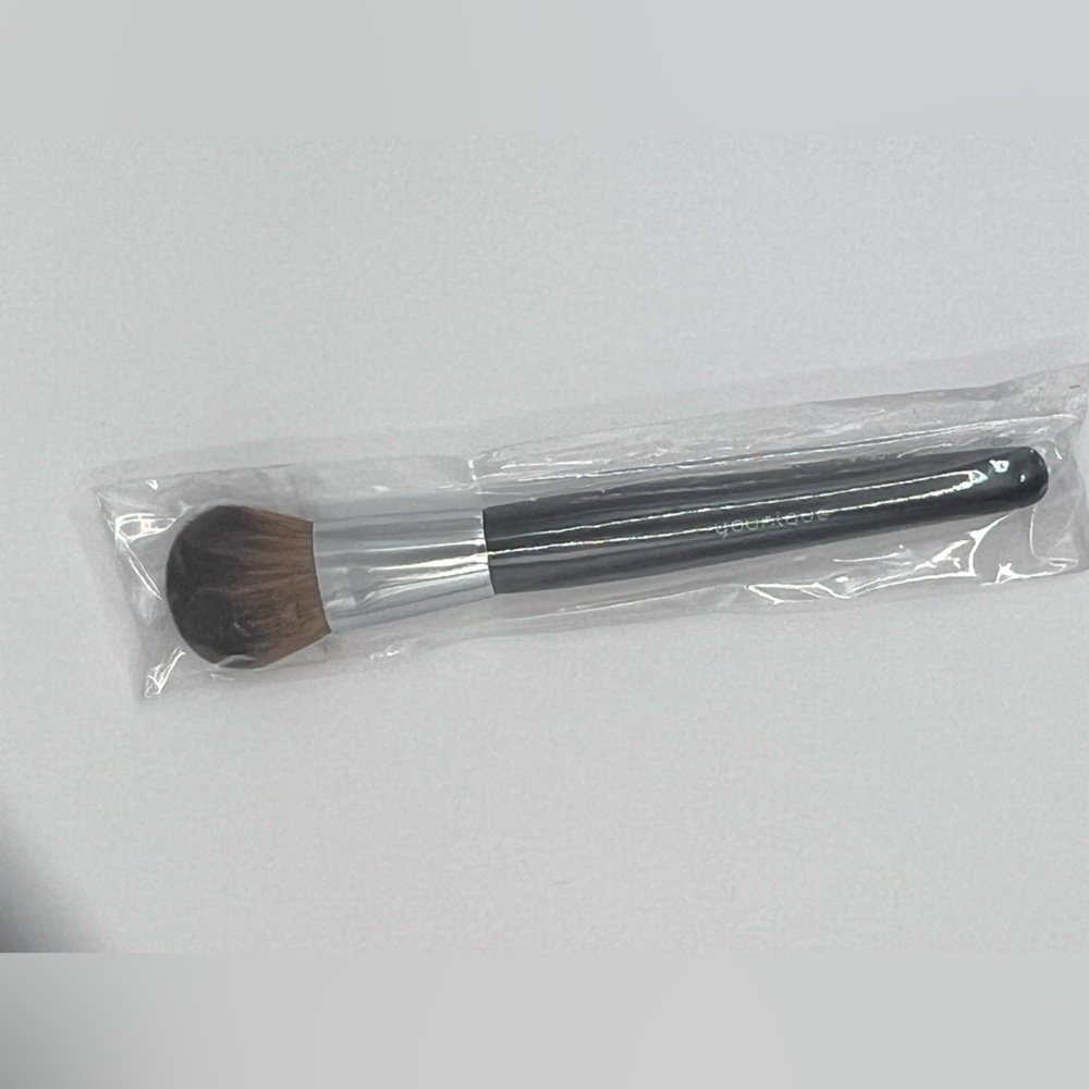 Younique Tapered blusher brush-new in packaging